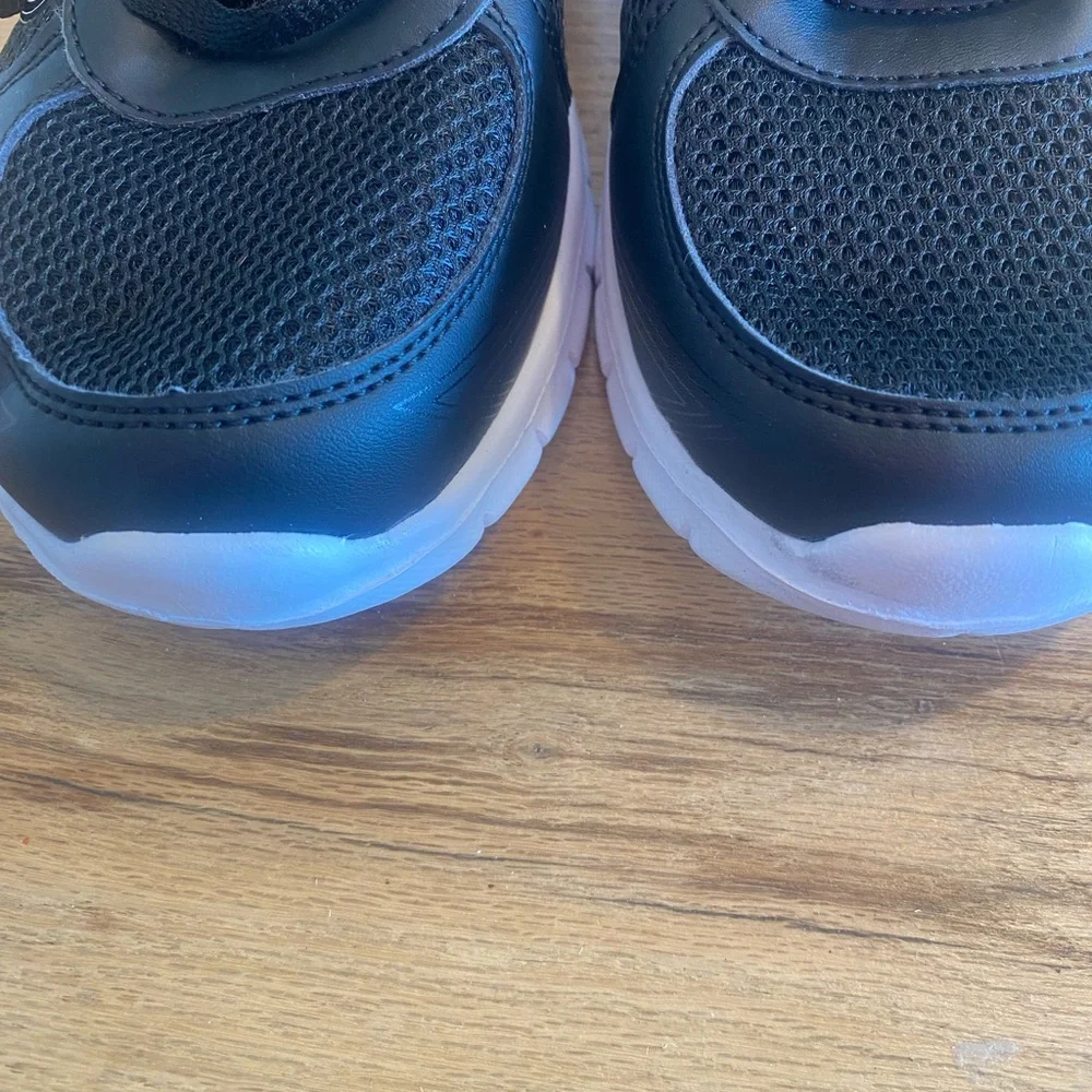 Black Athletic‎ Women’s 9 Sneakers Shoes Nee